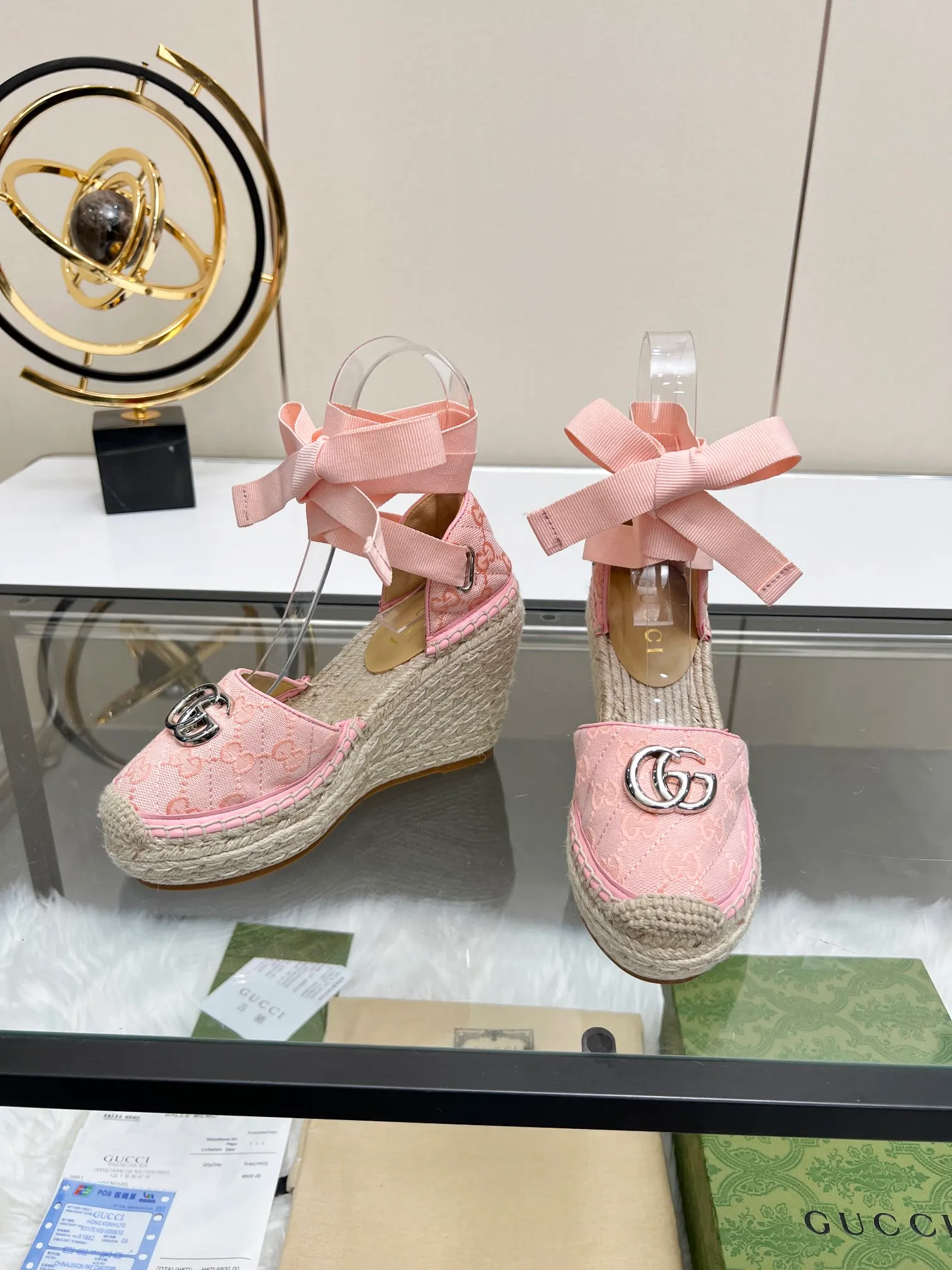 👟👟Ex-factory price 440👟👟 GUCCI wedge fisherman sandals, thick-soled straw, high-end quality, fabric: double G fabric, electric embroidery, lining: mixed sheepskin lining, yardage: 35～42, color: pure white. Dear new and old customers, the picture has been updated, please transfer the image to change. The upgraded version of the wedge heel currently has more than 40 colors. Transfer the image to sell.